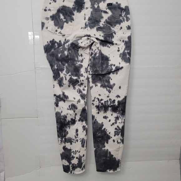 HUE DENIM Mod Modern Denim High Rise SkimmerProduct Description Style U22465 - Picture 5 of 9